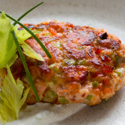 salmon cakes with tartar sauce